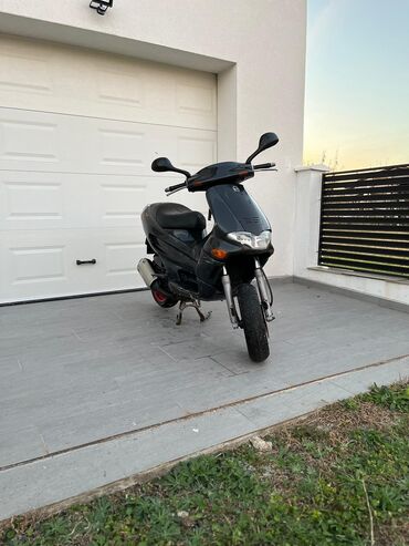 bershka tregerice m: Gilera Runner 125cc dvotaktna, skuter sa malo ulaganja, mašina u