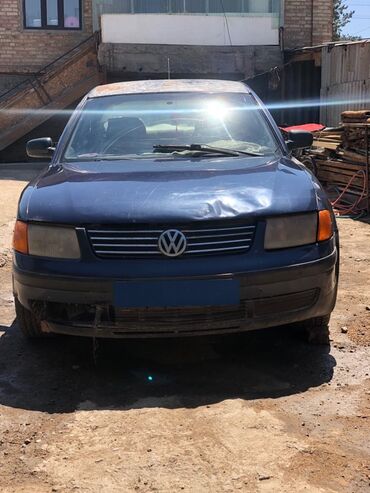 глушитель на пасат б3: Седан Volkswagen Passat синего цвета, представленный на фотографиях
