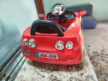 Uşaq üçün elektrik maşınları: Qırmızı rəngdə, uşaqlar üçün nəzərdə tutulmuş idarə oluna bilən