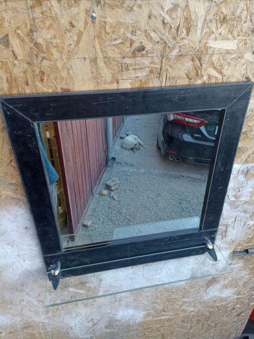 тумбы с зеркалом: Зеркало навесное в глянцевой чёрной рамке размер 60×60 с полочкой из