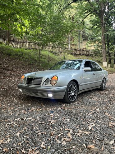 Mercedes-Benz: Mercedes-Benz E 230: 2.3 l | 1996 il Sedan