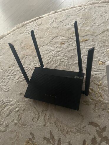габаритная антенна: ASUS Wi-Fi роутер 
Четыре антенны