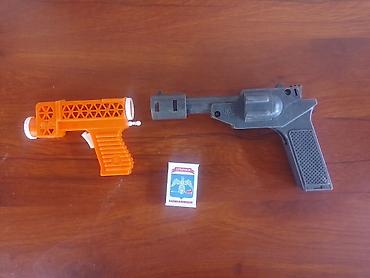 Две советские игрушки-пистолеты: - Оранжевый пластиковый пистолет. -