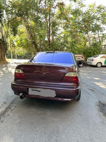 Daewoo Nexia modeli, tünd qırmızı rəngdə və klassik sedan kuzası ilə