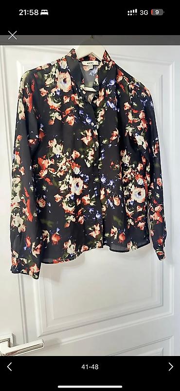 Брючные костюмы: Женская одежда, покупала в Дубаи/Италии, размер s/m/L до 42-44. Вся — 21