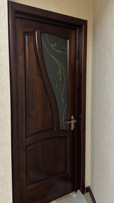 Otaq qapıları: Otaq qapısı əla vəziyyətdə cızıq bele yoxdur. sökülü vəziyyətdə