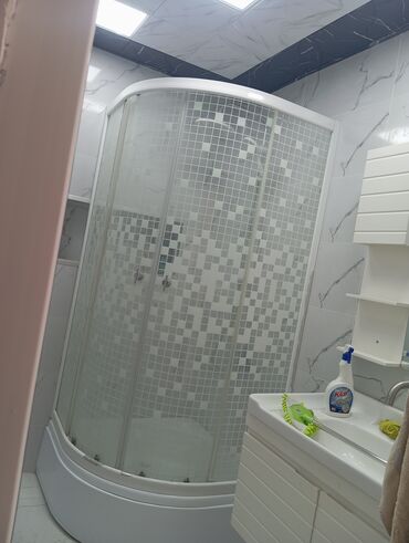 hamam ucun vannalar qiymeti: Oval formalı, ağ rəngli duş kabinəsi, kiçik ölçülü vannalar üçün