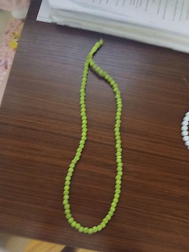 keçəl kosa: Yaşıl boncuklu boyunbağı - Material: sintetik/akril boncuklar - Rəng — 1