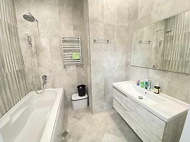 ucuz ev: 28 May metrosunun yaxınlığında 2 otaqlı mənzil kirayə verilir. 111 m² — 5