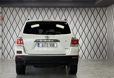 qapı paneli: Toyota Highlander – ağ rəngli, 7 yerlik geniş krossover/SUV. Əsas — 5