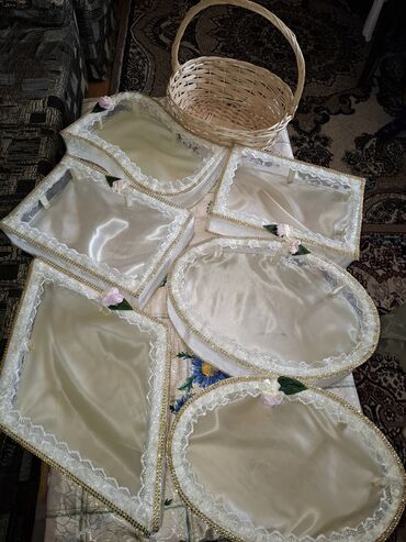 novruz xonça: •Təzədi,sökük,ləkə falan yoxdu sadəcə üst-üstdə qoyulduğu üçün gülləri