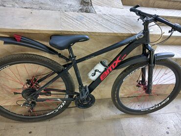 ən yaxşı velosipedlər: BMX GTR markalı, qara rəngli dağ velosipedi. Modelin üzərində qırmızı