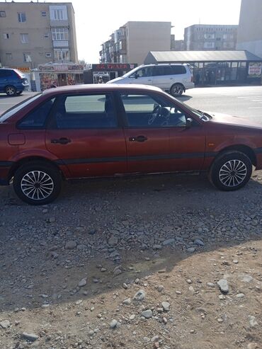 Volkswagen: Легковой автомобиль хэтчбек/седан бордового цвета. Основные — 2