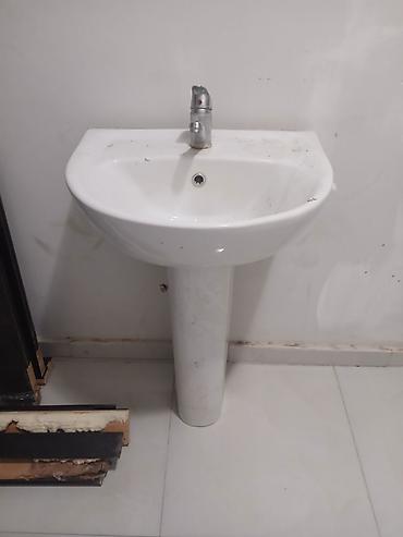 qril tava: - Divara bərkidilən keramik əl-üz yuma lavabosu - Komplekt: lavabo — 2