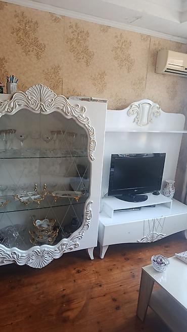 Klassik üslubda qonaq otağı üçün mebel dəsti Tərkib: - Şüşəli vitrin