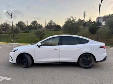 BYD: BYD Seal 0-5 DM-i sedan – ağ rəng, aerodinamik kuzovlu, arxa hissədə — 1