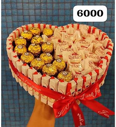 poklon za kuma: Srce-kutija puna premium čokoladnih pralina i Raffaello slatkiša. - — 1