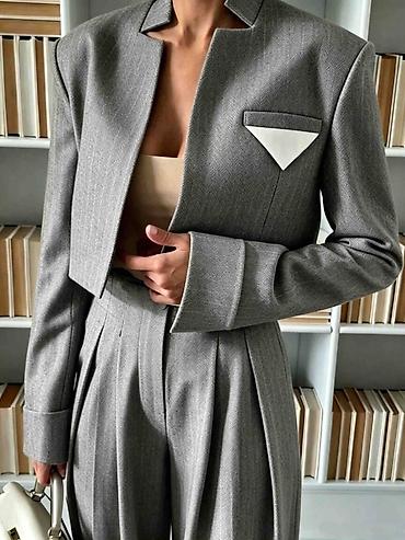 beli sako i crne pantalone: Zenski elegantni komplet – kratki sako i široke pantalone visokog — 5