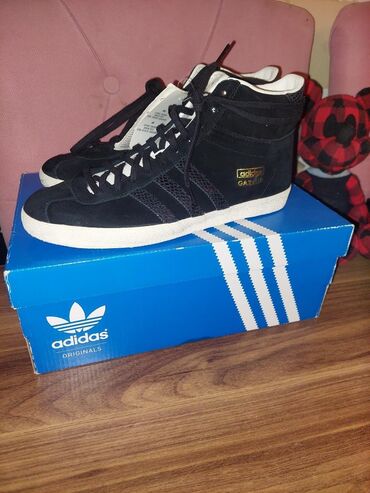 rezin çəkələklər: Adidas Gazelle modeli krossovkalar. Qara rəngdə süet üst hissəsi, ağ