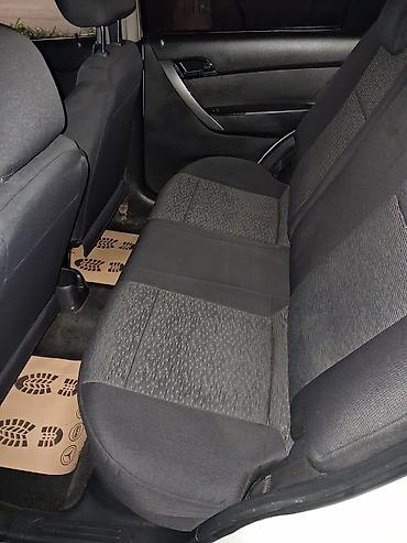 teker satsi: Chevrolet Aveo sedan – ağ rəng, 4 qapı, 5 yerlik şəhər avtomobili — 5