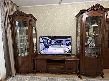 Классический мебельный комплект для гостиной. Состав: - Две витрины с