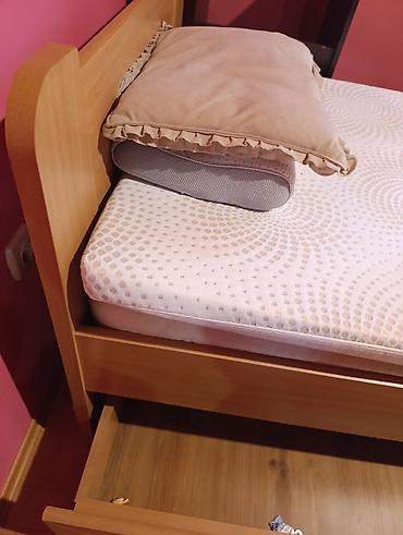 dvosedi ikea: Dva ista kreveta sa fijokama bez duseka 
Bg Banjica 
hitna prodaja — 1