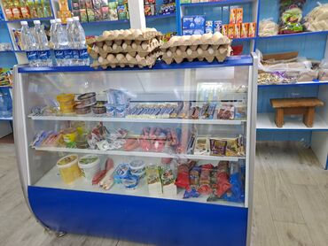 полка для хлеба в магазин: Витрина-холодильник со стеклянными полками и синей нижней панелью