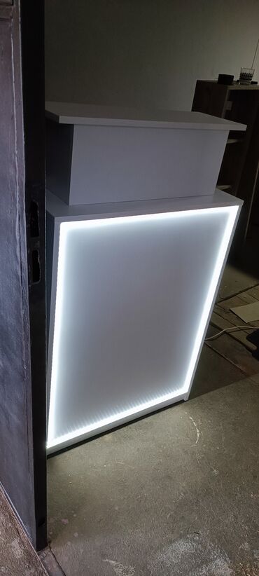 Komode: ﻿﻿﻿Dimenzije 125x75x37 cm. Moze u drugim bojama i velicinama. U beloj — 6