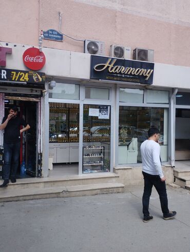 Mağazalar: İcarəyə yer verilir. Əşyalidir. Makler üçün ofis telefon ustasi üçün