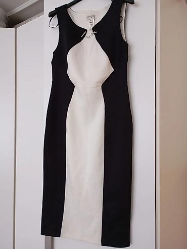 moda mi beograd: - Elegantna crno-bela haljina bez rukava, midi dužine. Kroj naglašava — 1