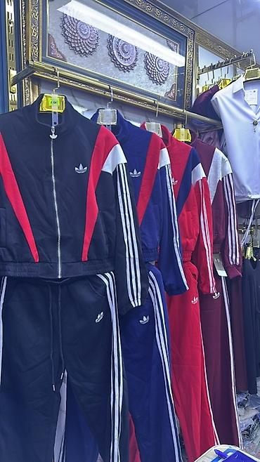 pull bear: Спортивные костюмы с полосками и эмблемой-триветом - Модель — 2