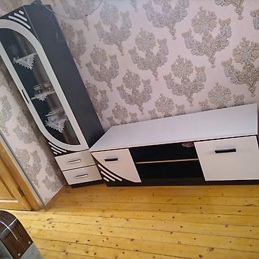 tv stendlər: Qonaq otağı üçün TV stendi və vitrindən ibarət moderna yaxın mebel — 1