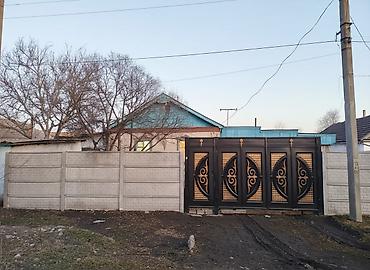 Продажа коттеджей и домов: Продаю дом, 4 комнаты, кухня, прихожка. Все окна новые, пластиковые — 2