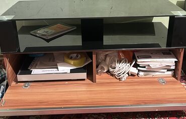 Düz TV altlığı, Polkalı, Şüşəli