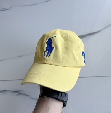 Baş geyimləri: Polo Ralph Lauren brendinin sarı rəngdə kepkası. Kepkanın ön