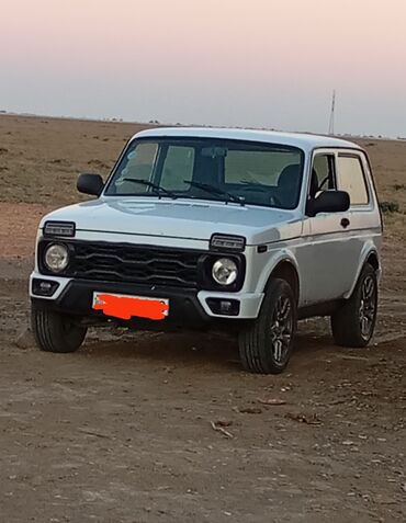 niva sideniyalari: VAZ (LADA) 4x4 Niva: 1.7 l | 2015 il Universal