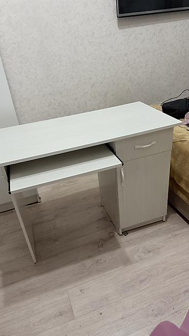 Компьютерные столы: Компактный компьютерный стол в светлом дубовом оттенке. Использовали — 1
