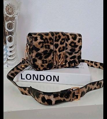 Torbe: Ženska torbica preko ramena sa širokim kaišem i metalnim slovom “M” - — 8