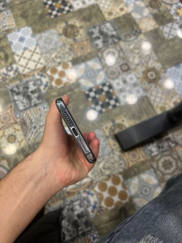 Digər mobil telefonlar: Smartfon – metal çərçivə, parlaq boz/gümüşü korpus. Korpusun sağ — 3