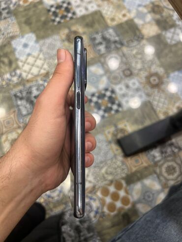 Digər mobil telefonlar: Smartfon – metal çərçivə, parlaq boz/gümüşü korpus. Korpusun sağ — 4