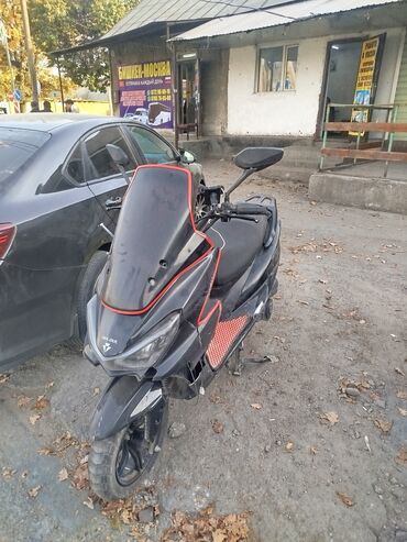 купить бу электромотоцикл: Макси-скутер 175 куб. см, Бензин, Б/у
