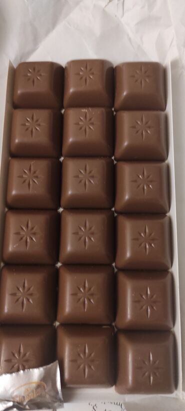 Şokolad və konfetlər: Шоколадная плитка,разделенная на 18долек. Çox dadlı.100qr. 6 dənə