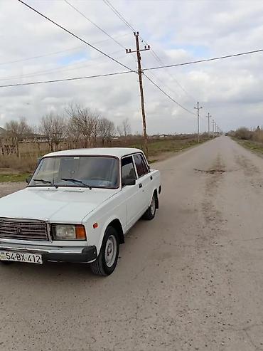 vaz 2115 ehtiyat hisseleri: VAZ 2107 sedan – klassik ağ rəngdə, 4 qapılı, arxa ötürücülü. Xarici — 6