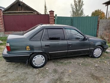 автозапчасти для форд фокус 2: Автомобиль седан, темно‑серый цвет кузова. 4 двери, тонированные