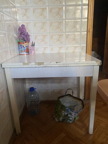 кухонный инвентарь: Отдам стол за символическую плату белый, кухонный, раздвижной