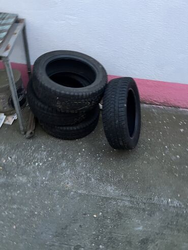 komplet oprema za auto: Prodajem zimske gume nove za 40€