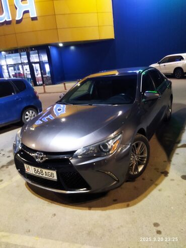 какая машина подойдет для яндекс такси: Седан Toyota Camry серого цвета, идеально подходящий для городских