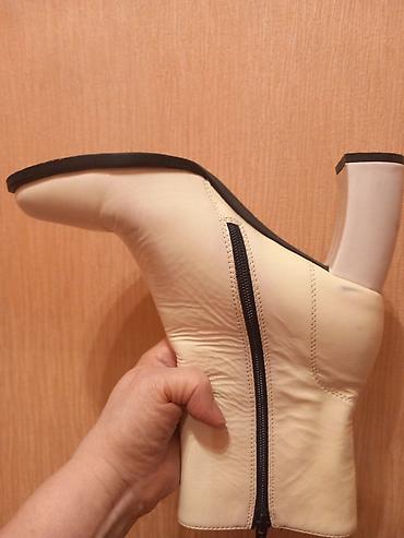 Сапоги: Məhsul: Qadın ayaqqabısı – krem rəngdə qısa çəkmə ucuz - Material — 5