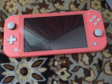 nintendo wii u: Продаю Nintendo switch lite экран поцарапан, при игре этого не видно