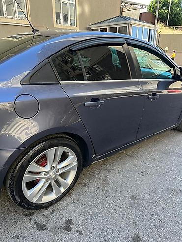 cruze purjun: Avtomobil qadın tərəfindən idarə olunub, səliqəli saxlanılıb. Mühərrik — 2